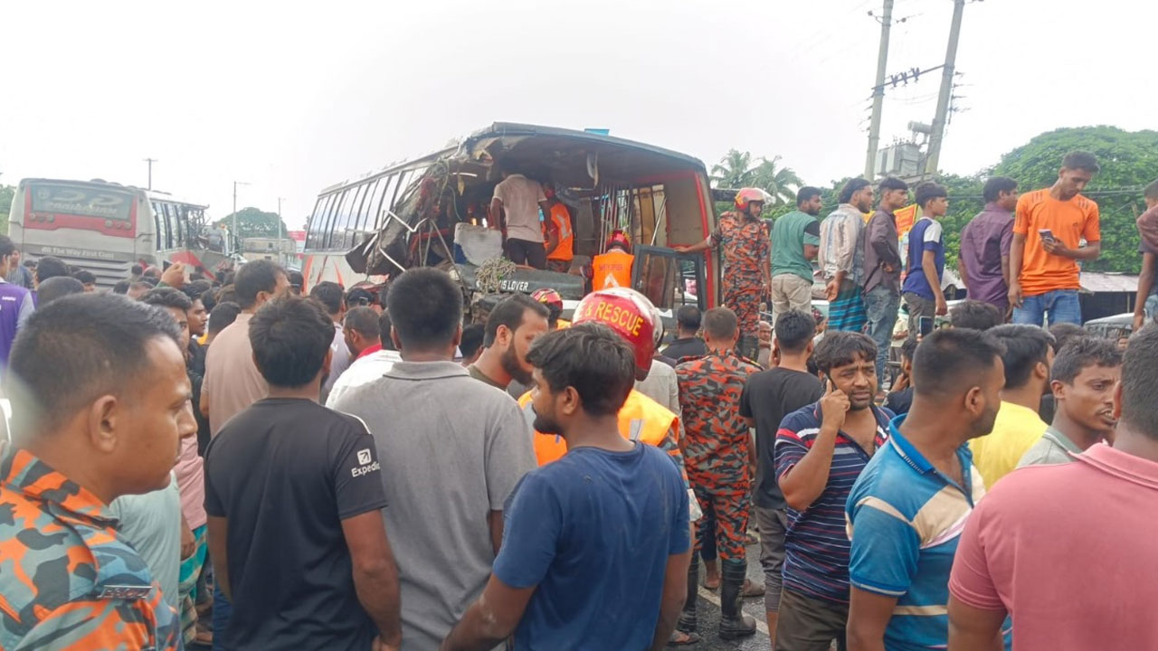 ফরিদপুরে ২ বাসের মুখোমুখি সংঘর্ষে নিহত ৩