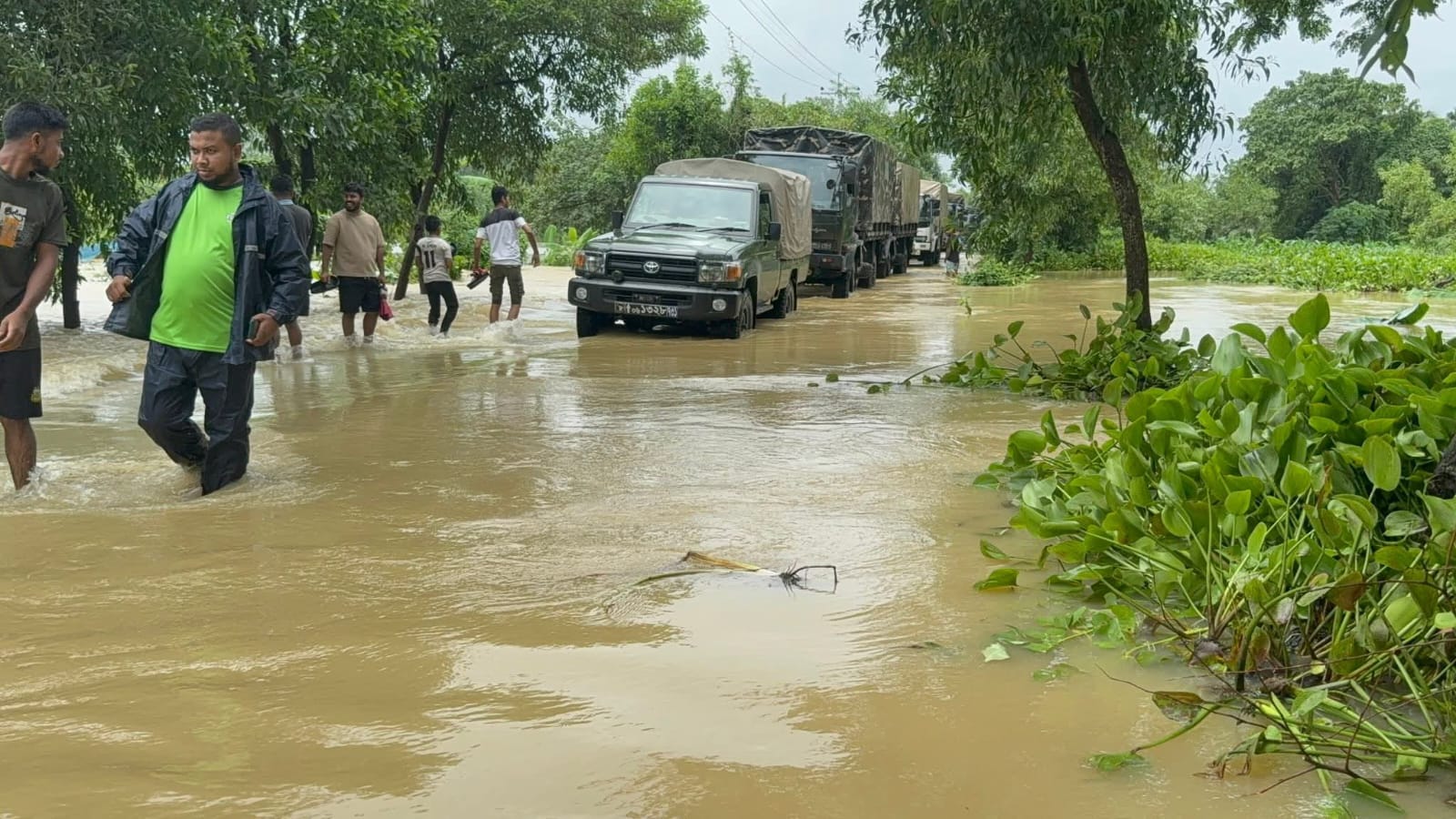 ফেনীতে পানিবন্দী লাখো মানুষ, উদ্ধার কার্যক্রমে সেনাবাহিনী