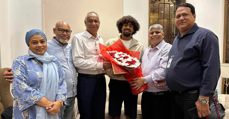 ঢাকায় হামজা, বিমানবন্দরে সমর্থকদের উচ্ছ্বাস