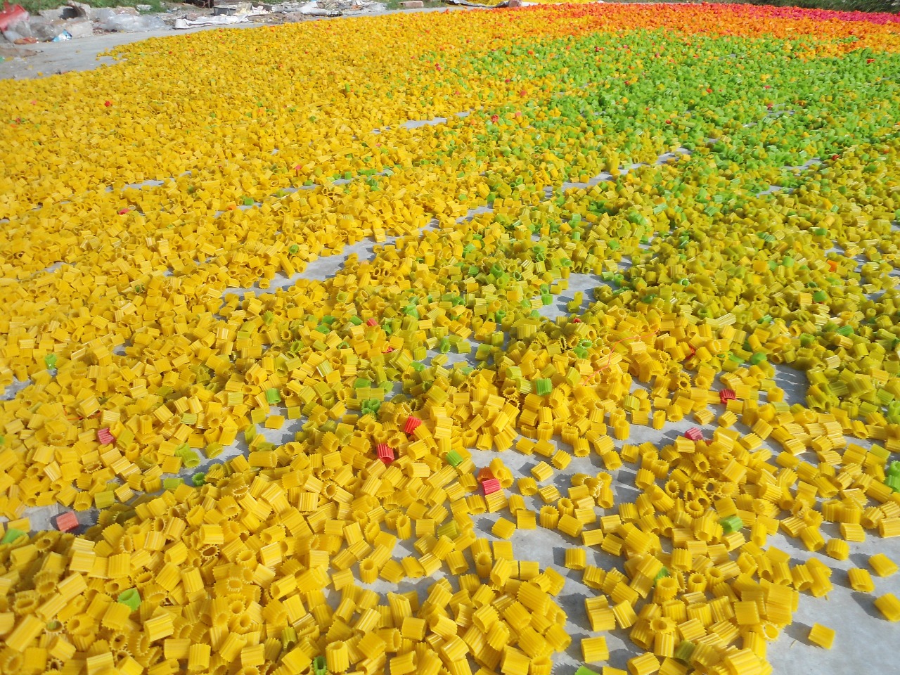 সৈয়দপুরে রঙিন চিপস্ উৎপাদন, পৌঁছে যাচ্ছে সর্বত্র