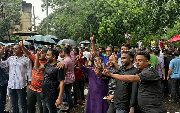 ইশরাক সমর্থকদের আনন্দ-উচ্ছাস