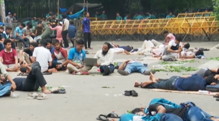 দ্বিতীয় দিনেও সড়কে অনড় অবস্থান জবি শিক্ষার্থীদের