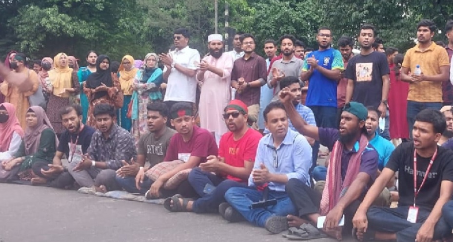 তৃতীয় দিনে গড়ালো জবি শিক্ষার্থীদের আন্দোলন