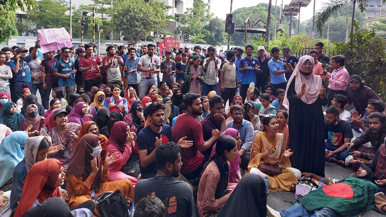 জবি শিক্ষার্থীদের গণঅনশন শুরু