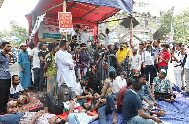 শাহবাগে অবস্থান করছেন জুলাইয়ে আহতরা