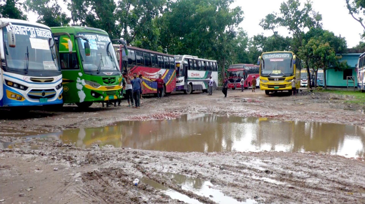 ৪২ বছরে কোন উন্নতি হয়নি জামালপুর আন্তঃজেলা বাস টার্মিনালে