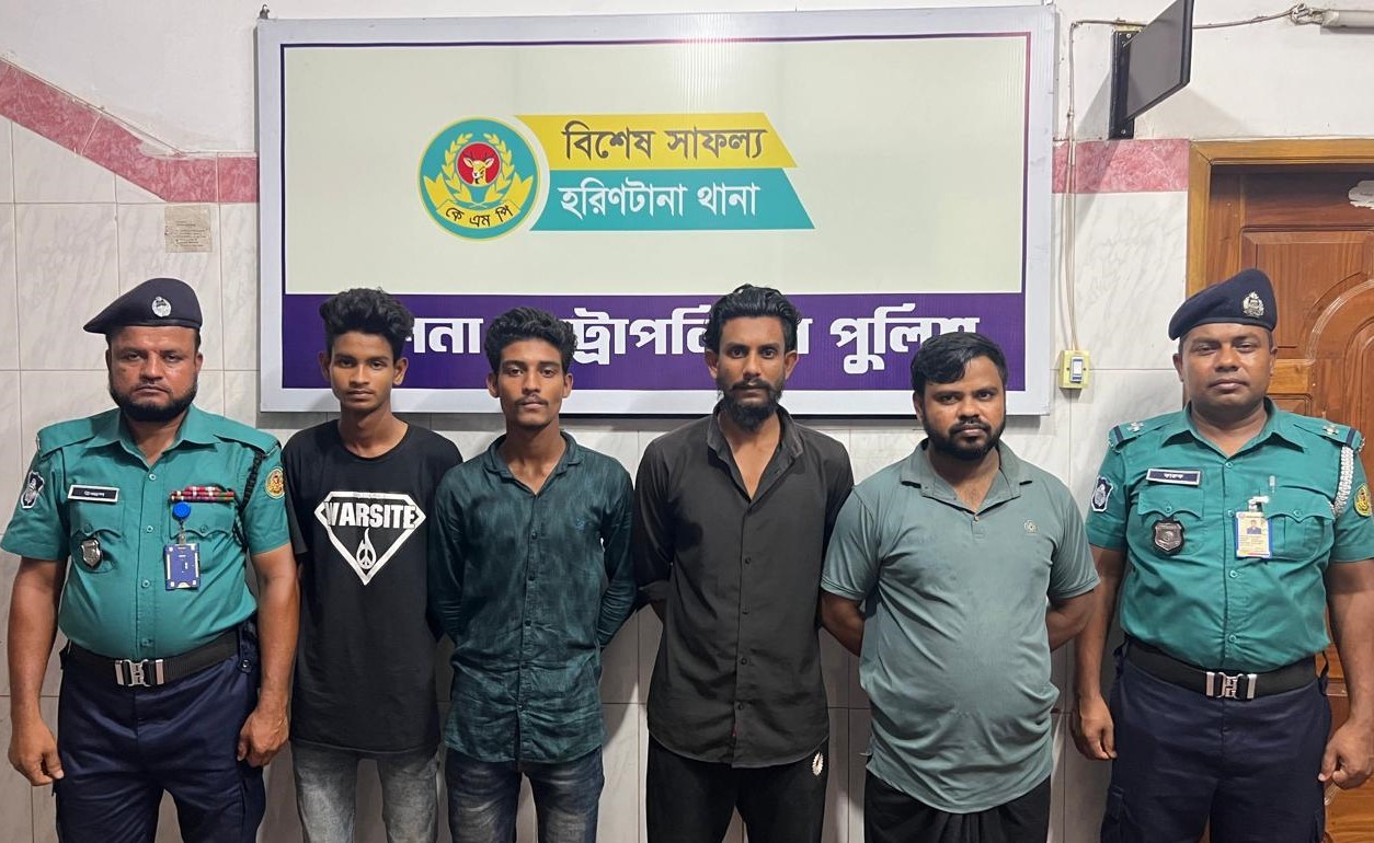 খুলনায় ৪ ছিনতাইকারী গ্রেফতার, অস্ত্র ও মালামাল উদ্ধার