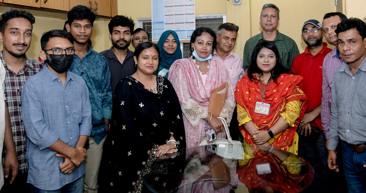 তথ্য অধিদফতরের প্রতিনিধি দলের খুলনার সংবাদপত্র অফিস পরিদর্শন