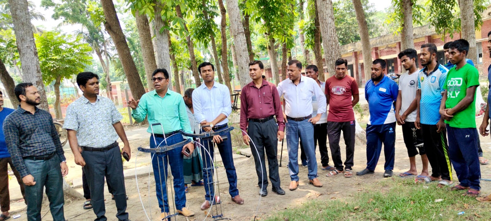 খুলনায় আধুনিক যন্ত্রের মাধ্যমে নারকেল গাছি প্রশিক্ষণ