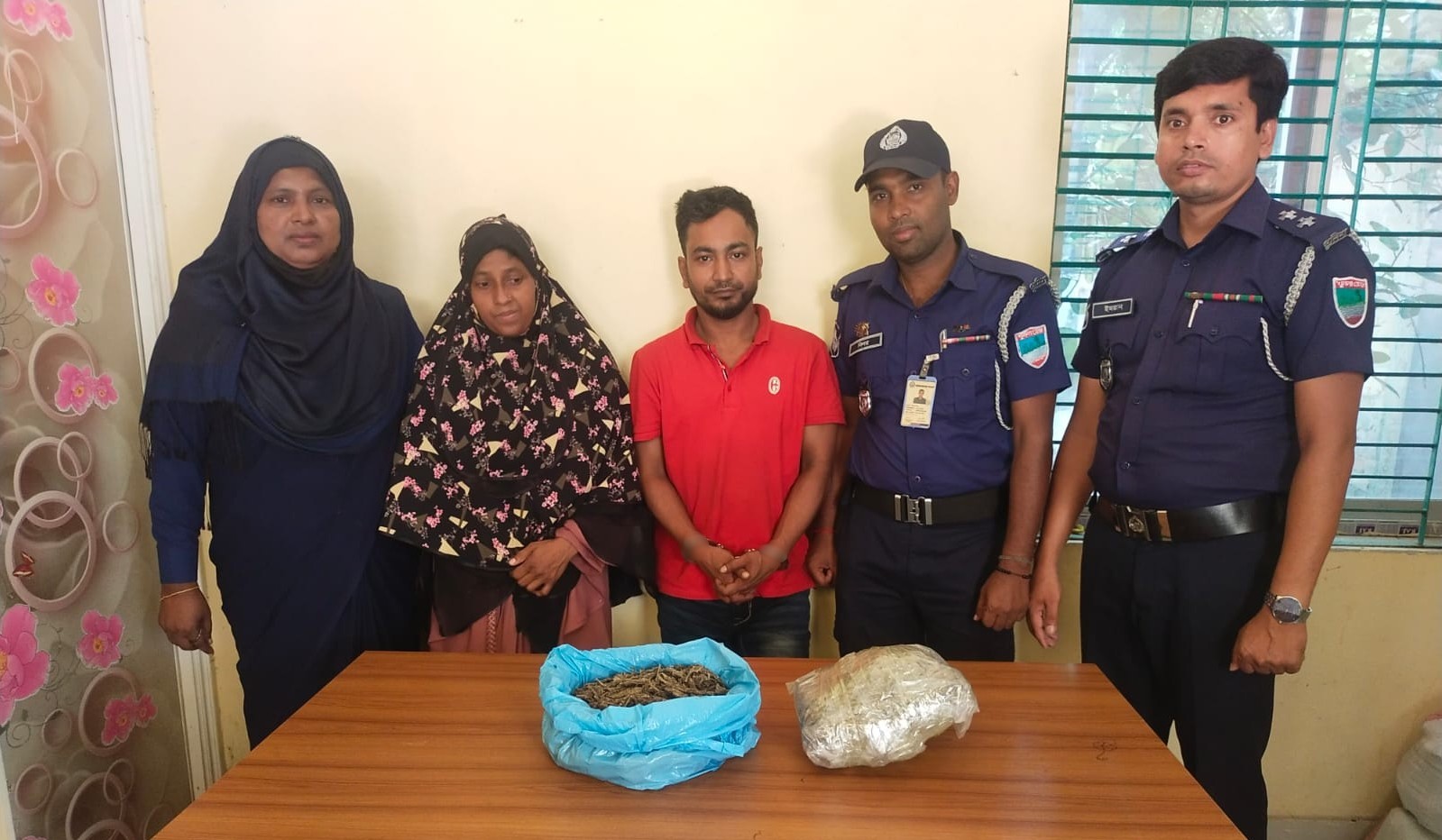 রূপসায় দেড় কেজি গাঁজাসহ দুজন গ্রেফতার