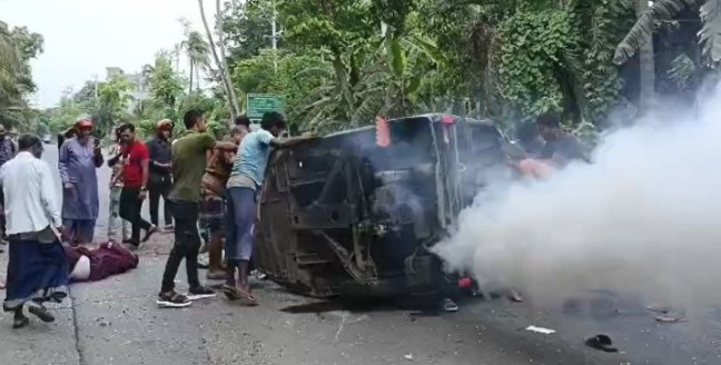 খুলনায় মাহিন্দ্রা-লরি সংঘর্ষে নিহত ৩