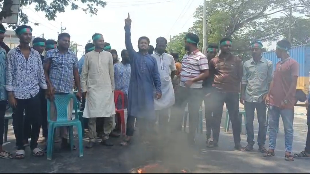 আ'লীগ নিষিদ্ধের দাবিতে খুলনা-মোংলা মহাসড়ক অবরোধ ও বিক্ষোভ