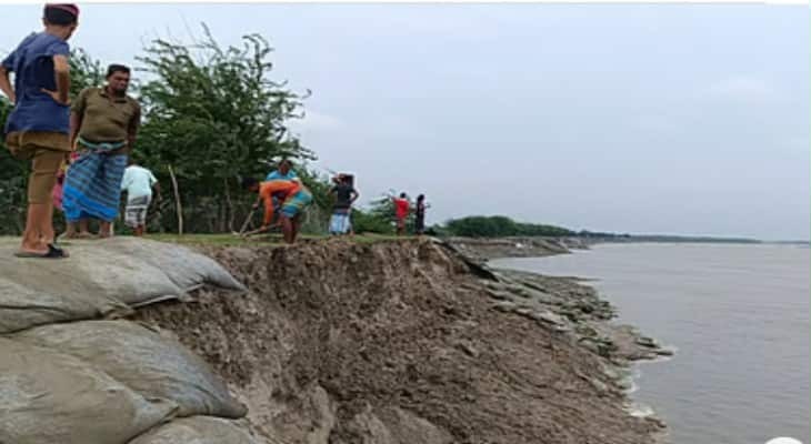 কয়রায় মুহূর্তেই ভেঙে পড়ল বেড়িবাঁধের ৩০০ মিটার