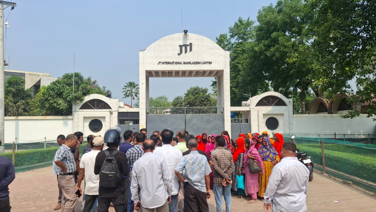 'জাপান টোব্যাকো ইন্টারন্যাশনাল' কারখানায় শ্রমিক প্রবেশে আতার অনুসারীদের বাধা
