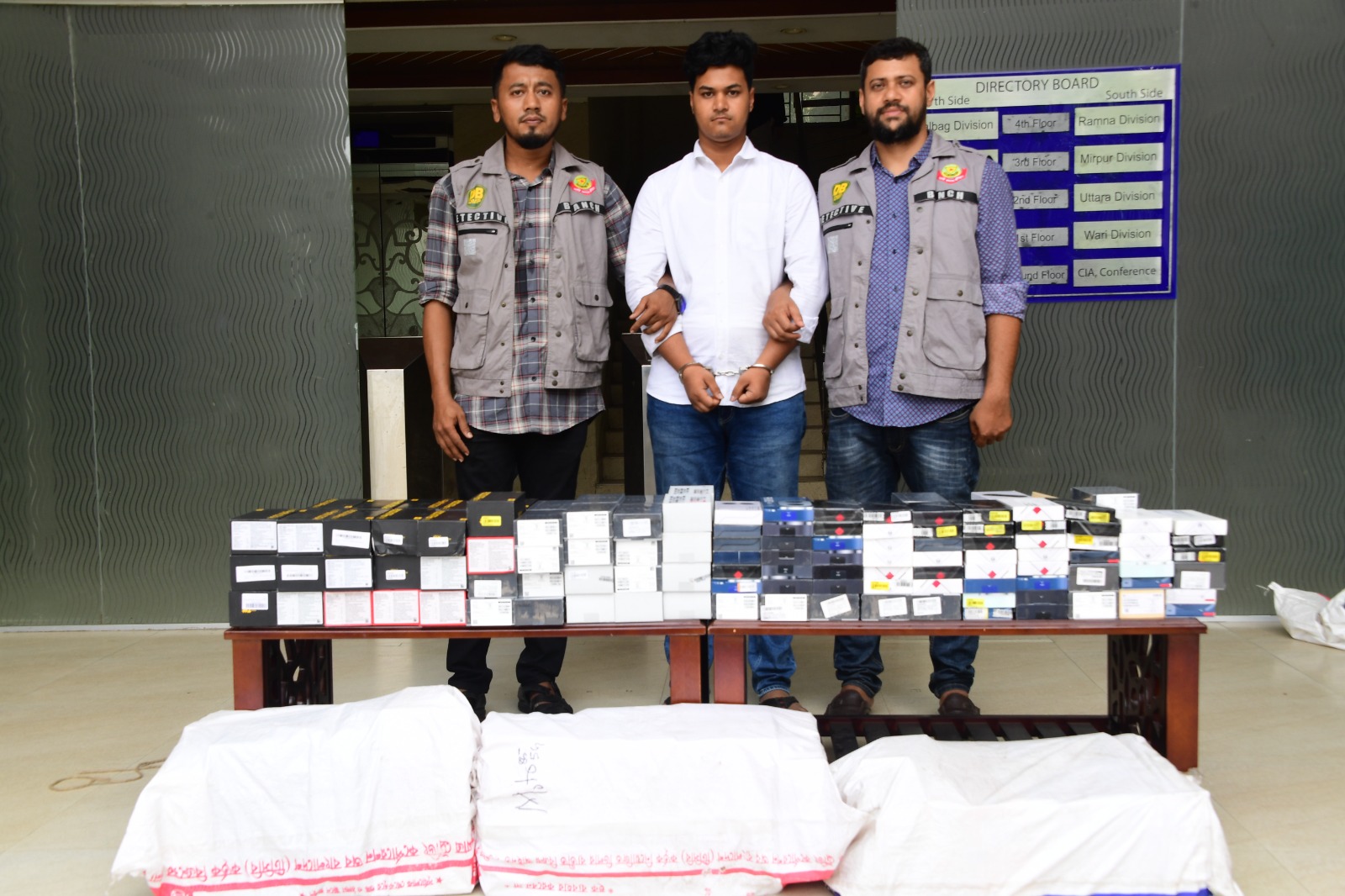 চোরাচালান চক্র: একজনের কাছেই মিললো ৩৪৭টি মোবাইল ফোন