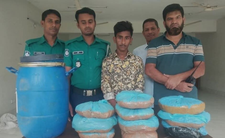 বাবুগঞ্জে ১০ কেজি গাঁজাসহ গ্রেপ্তার ১