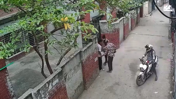 রাজধানীতে দিনে-দুপুরে চাপাতি দিয়ে কুপিয়ে যুবকের ব্যাগ ছিনতাই, ভিডিও ভাইরাল