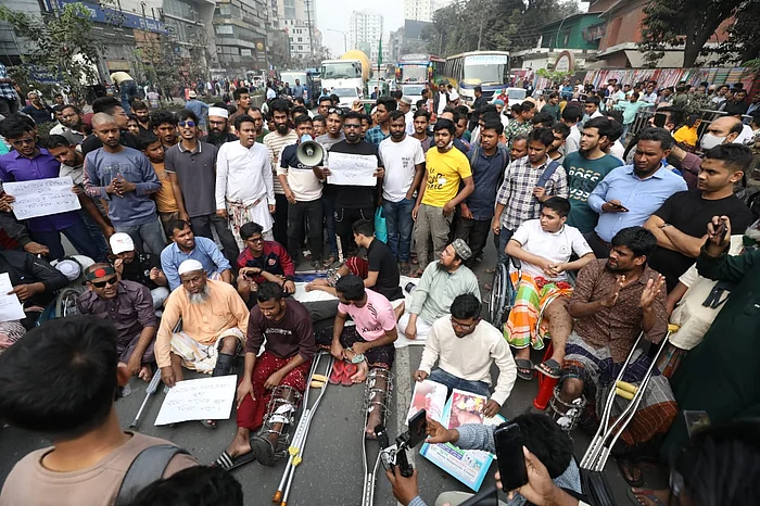 মিরপুর রোডে গণঅভ্যুত্থানে আহতদের বিক্ষোভ, যান চলাচল বন্ধ