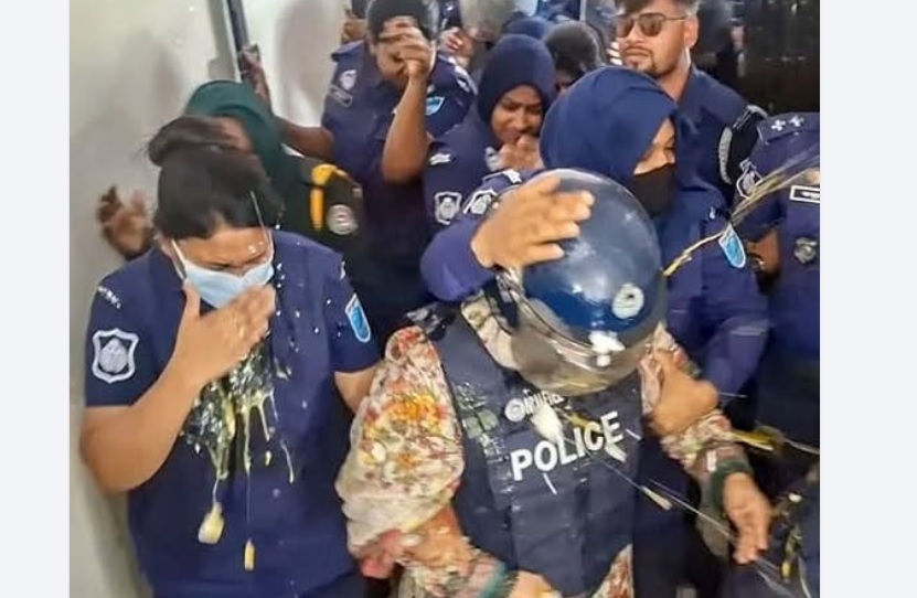 আদালত চত্বরে মমতাজের ওপর ডিম নিক্ষেপ