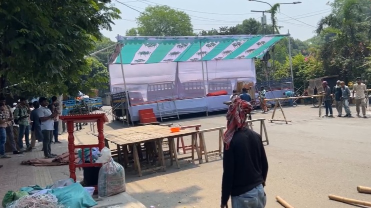 ইন্টারকন্টিনেন্টালের সামনের রাস্তায় তৈরী হচ্ছে সমাবেশ মঞ্চ