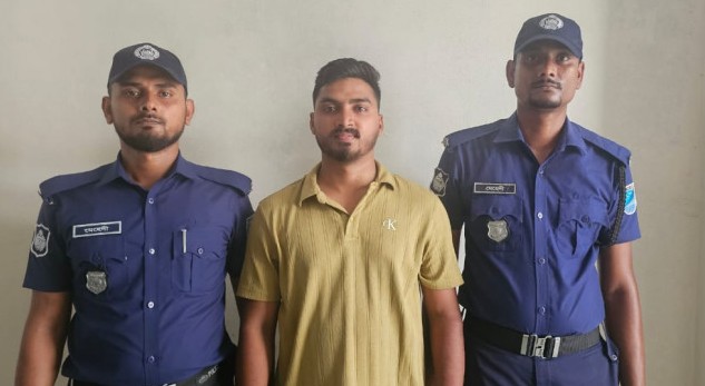 লঞ্চে দুই তরুণীকে মারধরে অভিযুক্ত তরুণ গ্রেপ্তার