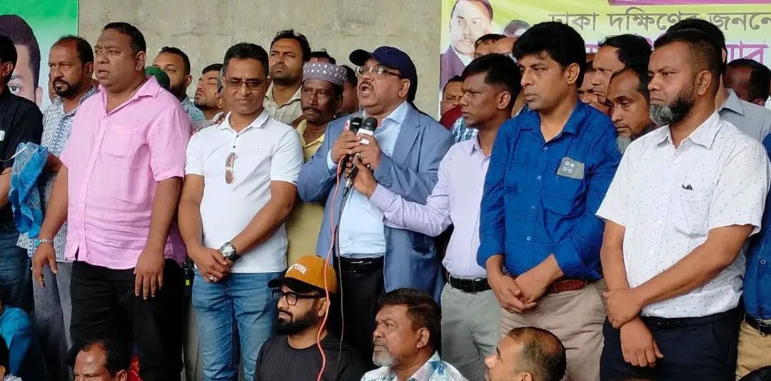 তুমুল বৃষ্টিতেও নগর ভবনের সামনে ইশরাকের সমর্থকরা