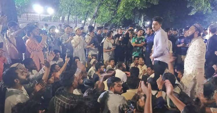 আওয়ামী লীগ নিষিদ্ধের দাবিতে প্রধান উপদেষ্টার বাসভবনের সামনে অবস্থান