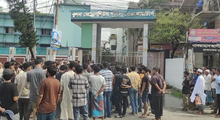 এসআই সুকান্তকে ছেড়ে দেওয়ার প্রতিবাদে কেএমপি ঘেরাও, প্রধান ফটকে তালা