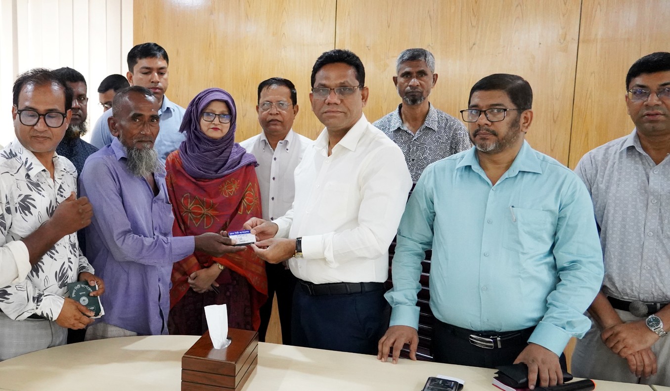 ইজিবাইকের আরএফআইডি কার্ড বিতরণ কেসিসি প্রশাসকের