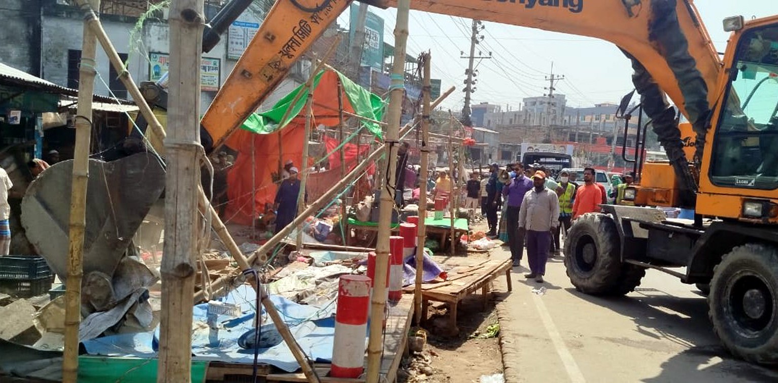 ফুটপাত দখলমুক্ত করতে কেসিসির উচ্ছেদ অভিযান