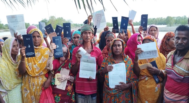 পাইকগাছা বীমার টাকা আদায়ের দাবিতে গ্রাহকদের বিক্ষোভ