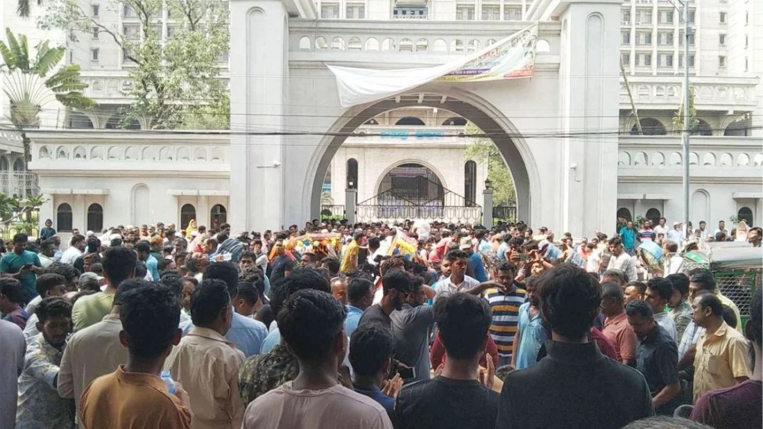 নগর ভবনের সামনে জড়ো হচ্ছেন ইশরাকের সমর্থকরা