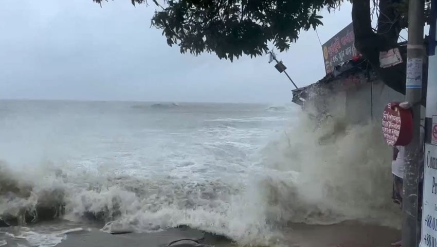 উপকূল অতিক্রম করছে গভীর নিম্নচাপ