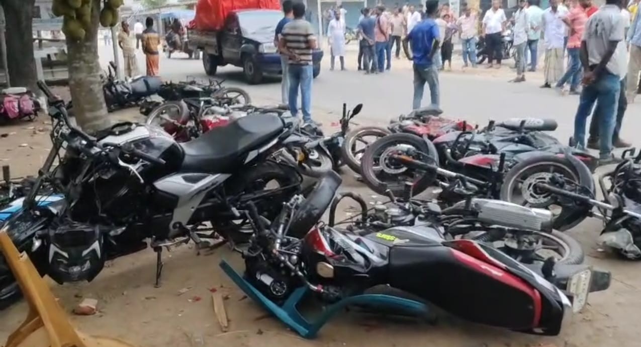 আটঘরিয়ায় বিএনপি-জামায়াত সংঘর্ষ, মোটরসাইকেল ও অফিস ভাঙচুর, আহত ৫