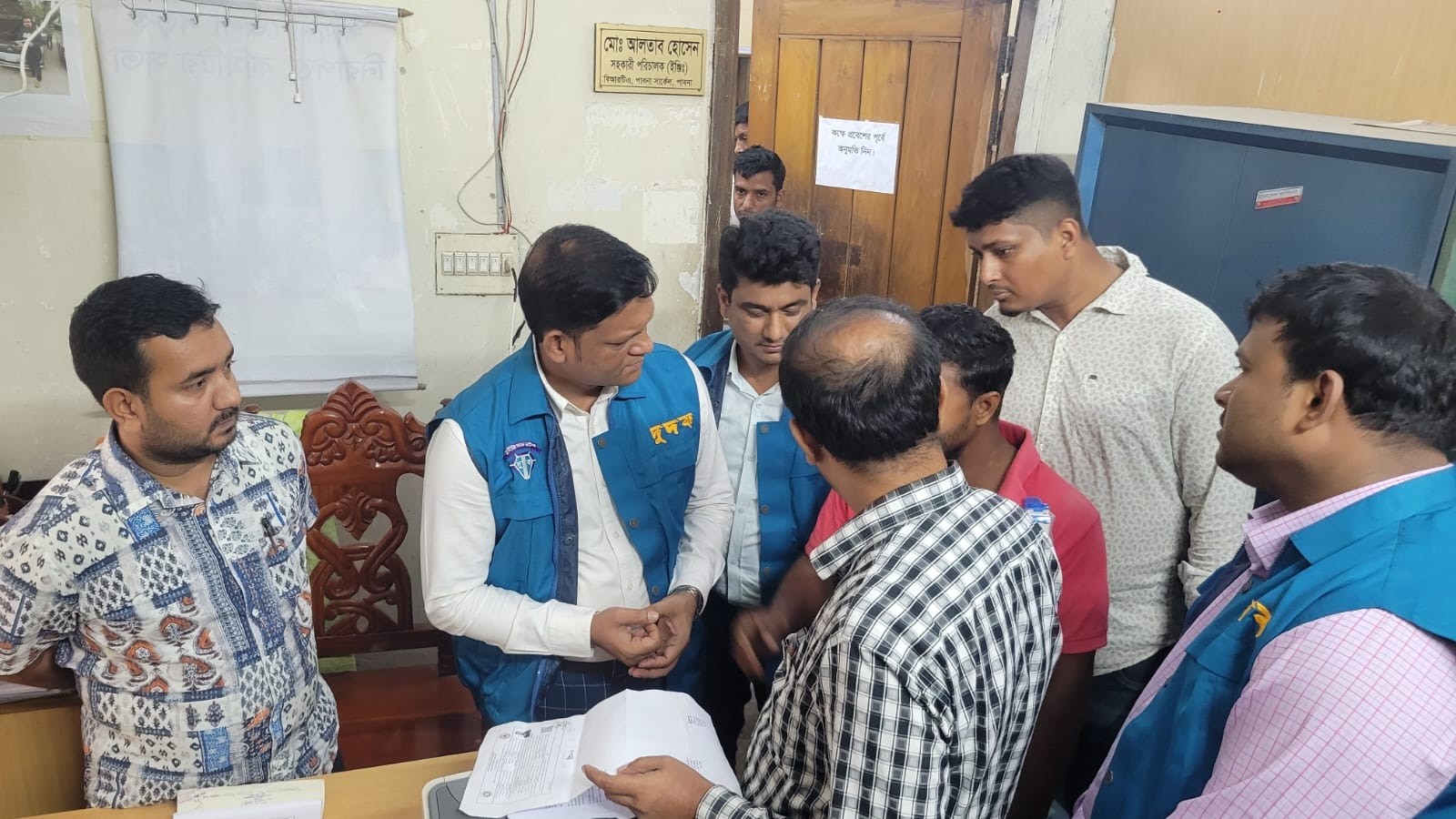 দালাল আর ঘুষ ছাড়া কাজ হয় না পাবনা বিআরটিএ