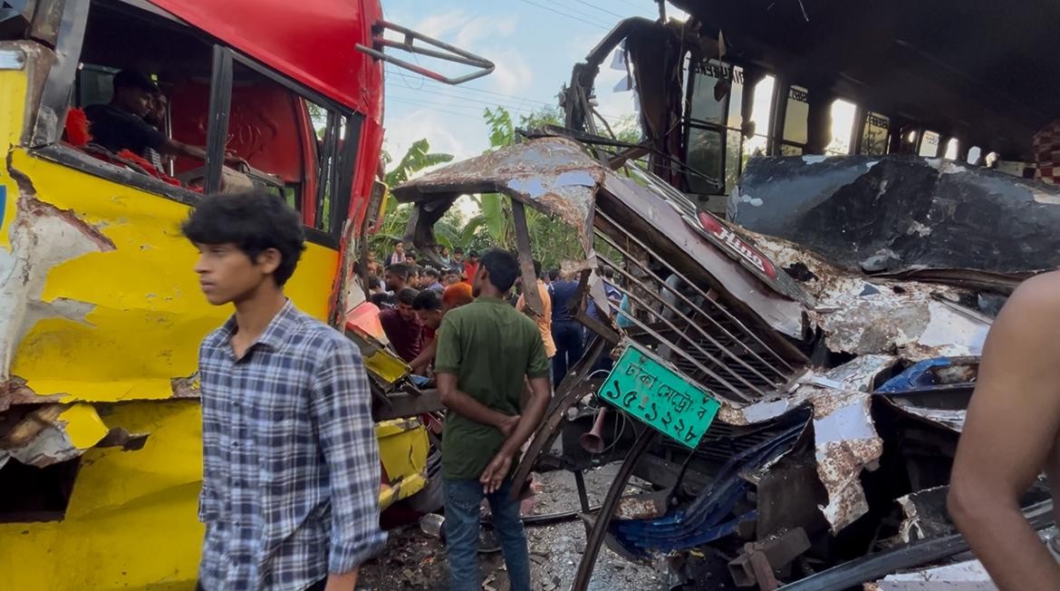 পাবনায় দুটি বাসের মুখোমুখি সংঘর্ষ