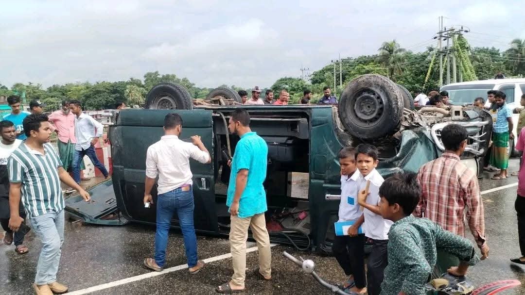 দাগনভূঞায় মাইক্রোবাস উল্টে চালকসহ আহত ৫
