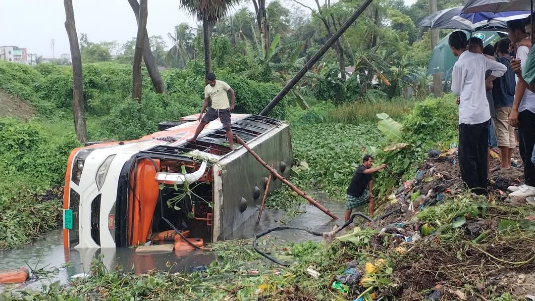 দাগনভূয়াতে স্টারলাইন বাস উল্টে খালে