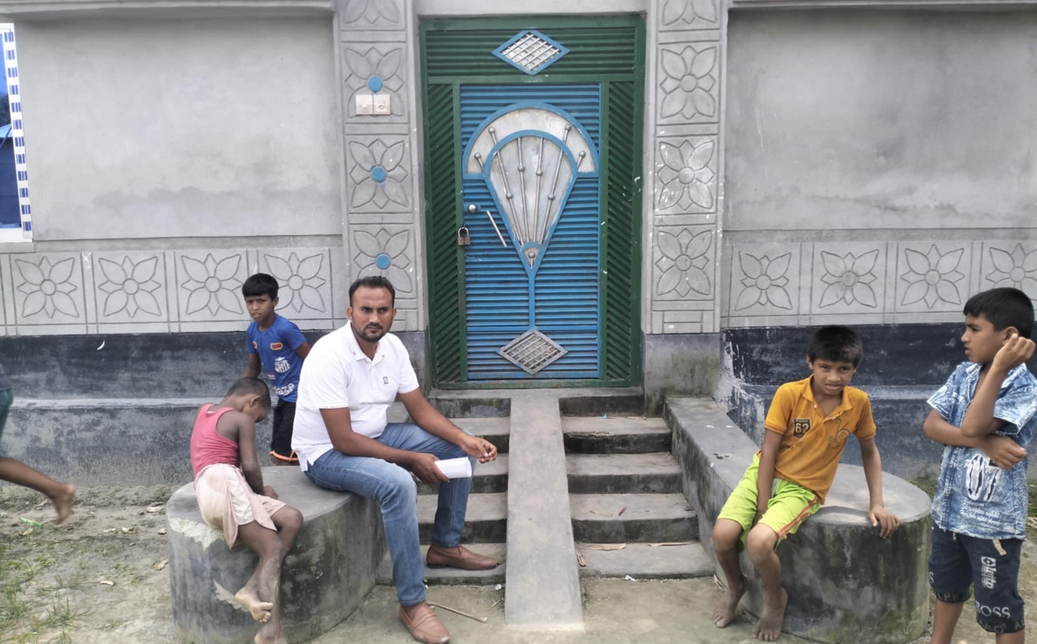 নীলফামারীতে প্রতারকের বাড়িতে অনশন
