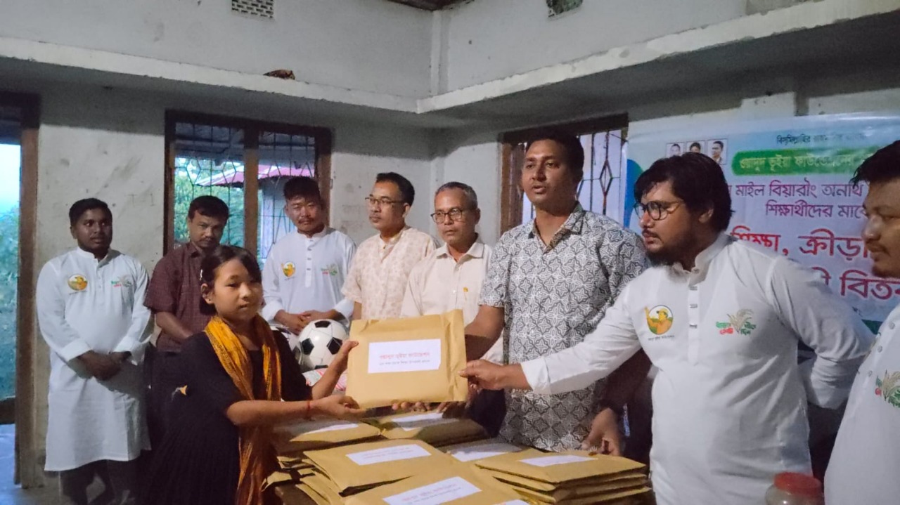 বিয়ারৌং আশ্রমে শিক্ষা ও খাদ্য সামগ্রী বিতরণ