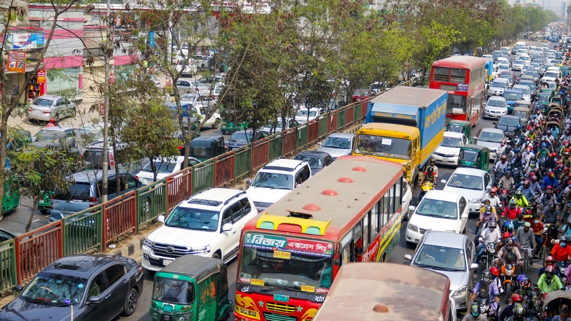 আন্দোলনে সড়ক অবরোধ, ঢাকায় জনভোগান্তি বৃদ্ধি