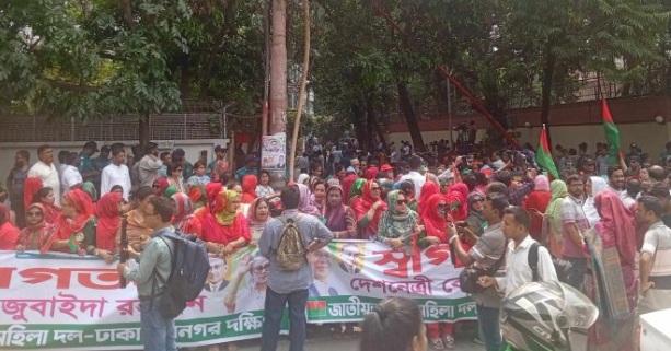গুলশানে খালেদা জিয়ার বাসভবনের সামনে উৎসবের আমেজ