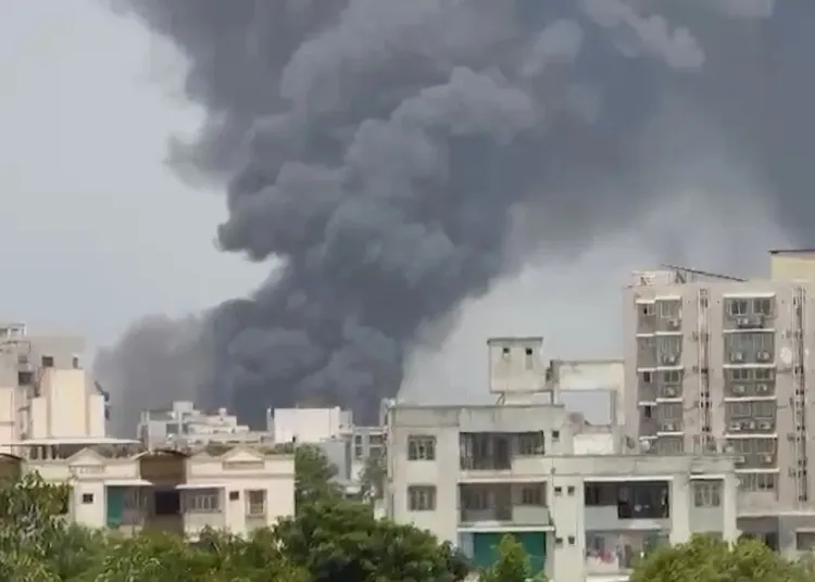 আহমেদাবাদে বিমান বিধ্বস্ত, ২৪২ আরোহীর হতাহতের শঙ্কা
