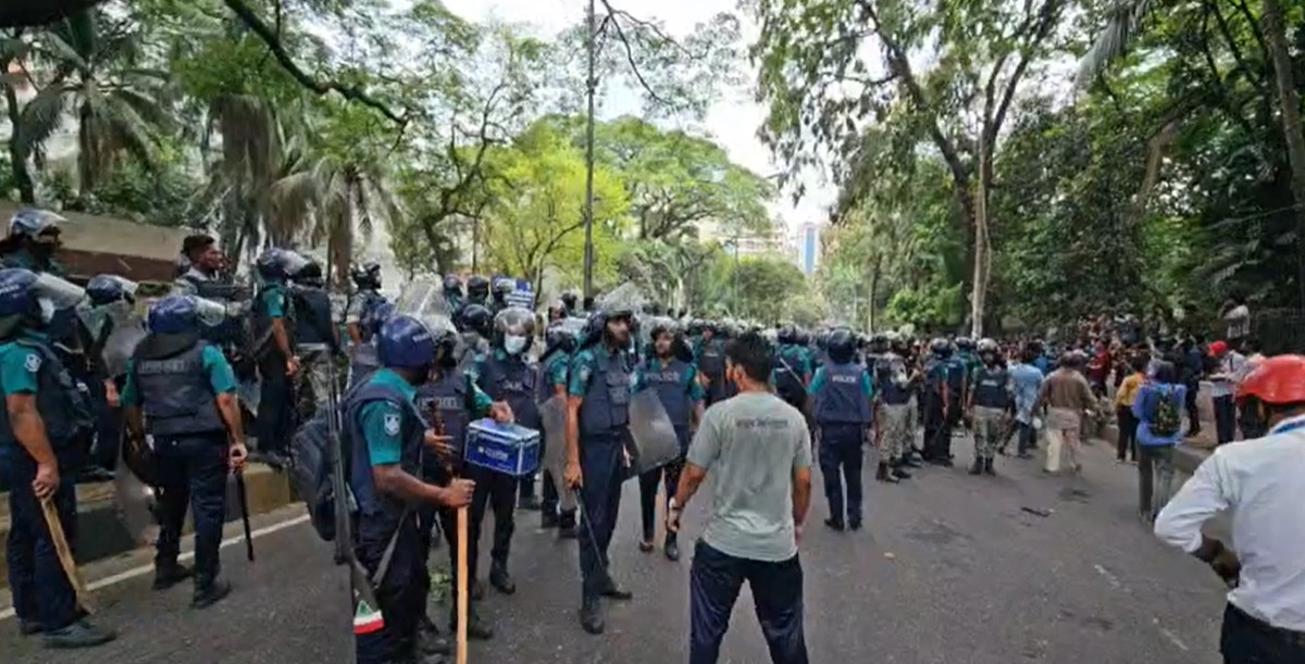 কাকরাইলে জবি শিক্ষার্থীদের সঙ্গে পুলিশের সংঘর্ষ