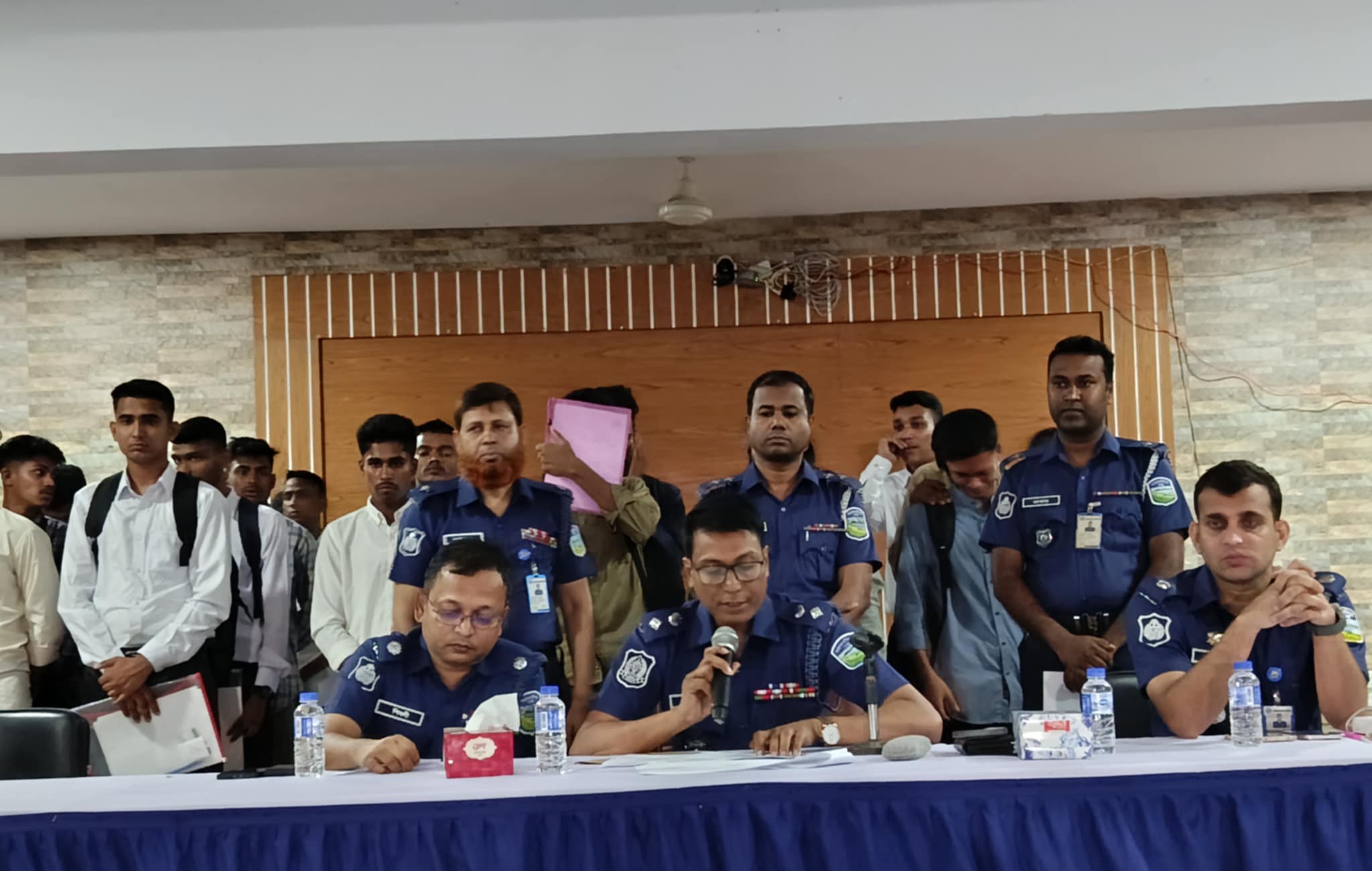 পুলিশে চাকরি পেয়ে আত্মহারা চা বিক্রেতা