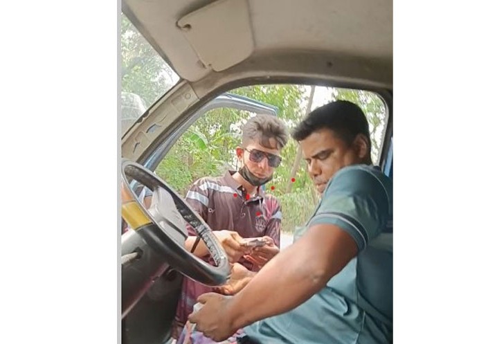 পুলিশ পরিচয়ে বুকে পিস্তল ঠেকিয়ে কৃষকের পৌনে ২ লাখ টাকা ছিনতাই