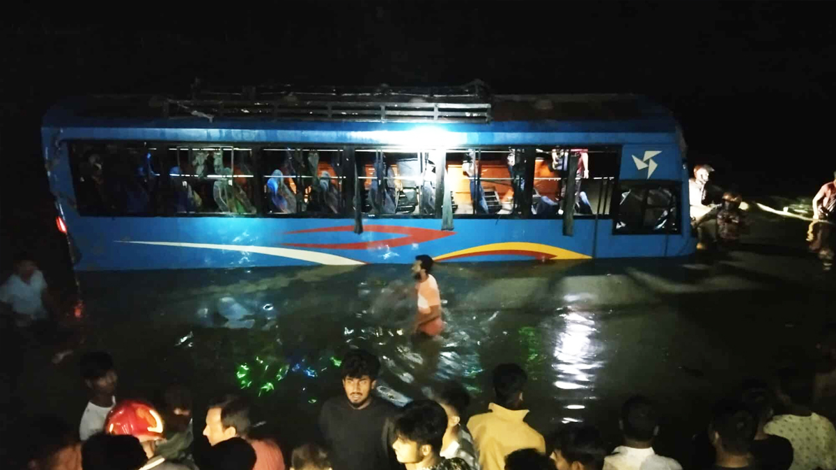 বৌভাত থেকে ফেরার পথে পুকুরে বাস: নিহত ৩, আহত অন্তত ২০