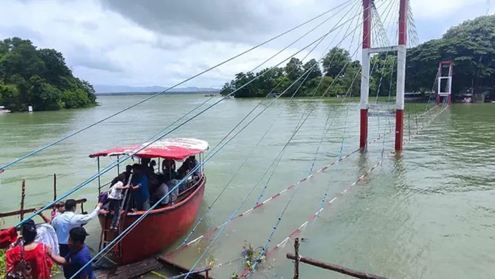 এক মাস ধরে পানির নিচে ঝুলন্ত সেতু, পর্যটনশিল্পে চরম মন্দা