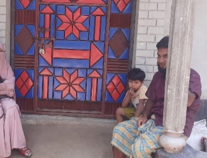 তারাগঞ্জে বিয়ের দাবিতে প্রেমিকের বাড়িতে অবস্থান প্রেমিকার