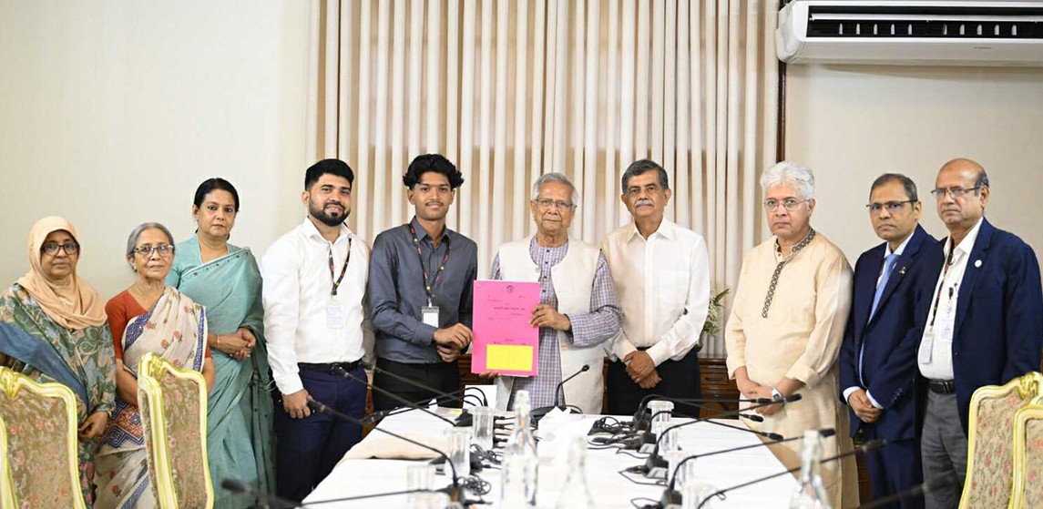 সাগর-রুনির সন্তানের হাতে পূর্বাচলের প্লটের দলিল হস্তান্তর
